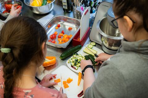 Im Duisburger Stadtteil Neumühl können bereits Grundschulkinder einen Führerschein bestehen: Den Ernährungsführerschein des Bundeszentrums für Ernährung (BZfE). Hier in der Kinderlernküche des Projekts LebensWert gGmbH lernen Kinder im Grundschulalter sich gesund zu ernähren und entsprechende Mahlzeiten selbstständig zuzubereiten. Die Vonovia Sozialstiftung unterstützt das Projekt im Jahr 2024 mit einer Spende über 2.000 Euro für den Lebensmitteleinkauf und Lernmaterialien.