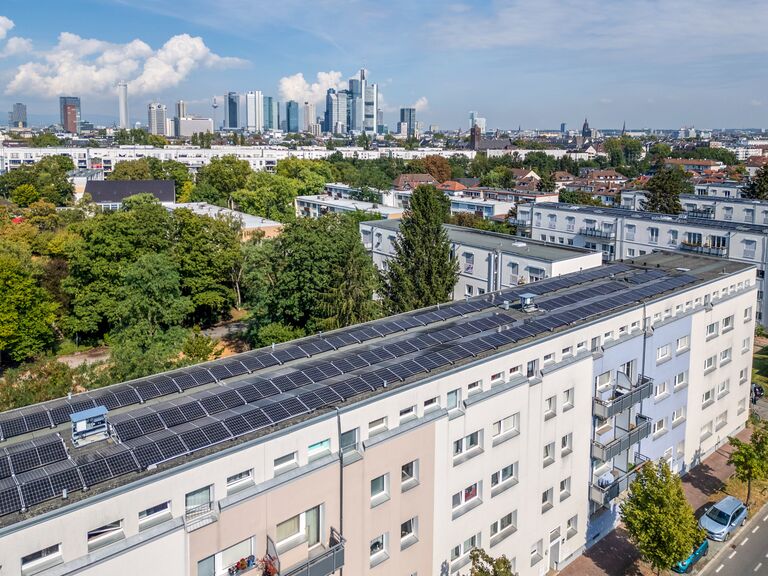 Fotos der Photovoltaikanlage in der Mörfelder Landstr. 198-208, Frankfurt am Main  für die Visualisierung einer Pressemitteilung und die digitalen Medien