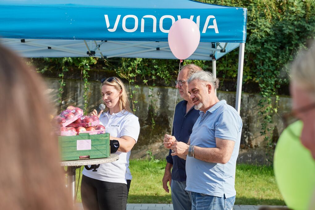 Sommerfest für Mieter in Karlsruhe in der Rüppurer Straße 69-79 mit Pflanzworkshop, Luftballons, Gewinnspiel und Grillen